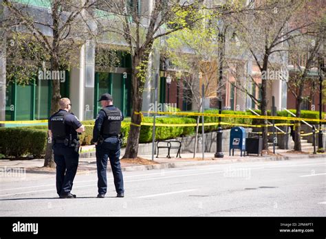 Louisville Kentucky Eeuu 10th De Abril De 2023 Dos Oficiales Del Departamento De Policía