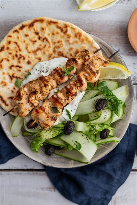 Souvlaki Spie E Mit Tzatziki Und Pita Brot Griechisch Grillen