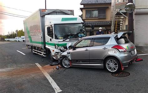 交差点でトラックと乗用車が衝突し京大生二人死亡。事故の画像を見る限り優先道路を無視した普通車側が悪い感じか？