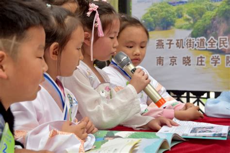 着汉服诵经典 燕子矶街道打造小区里的“诗词大会”中国江苏网