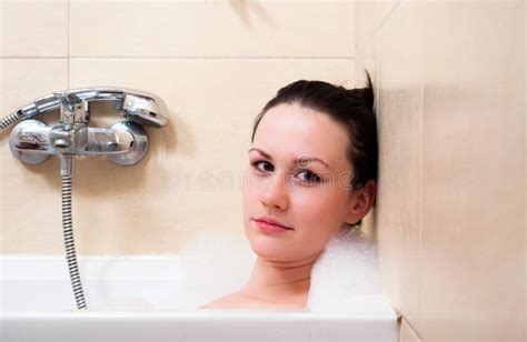 Fille Dans La Salle De Bains Image Stock Image Du Gens Féminin 26512751