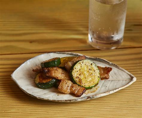 野菜のみずみずしさが際立つズッキーニとベーコンの黒胡椒炒め 焼酎が進む豆皿つまみ 【公式】dancyu ダンチュウ