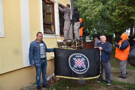 Galerija Treba Li Zabraniti I Hitlerovski Brk Marka Skeje Str