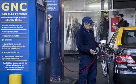 Trabajadores de estaciones de servicio siguen con atención las medidas