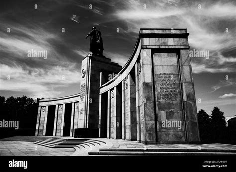 Berlin Soviet War Memorial Stock Photo Alamy