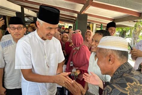 Jelang Puasa Ganjar Lakukan Tradisi Nyadran Hingga Ke Makam Para Wali