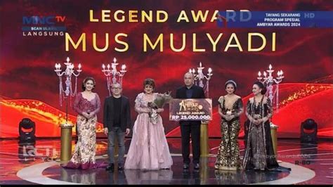 Mus Mulyadi Diganjar Penghargaan Legend Di Ambyar Awards 2024 Istri