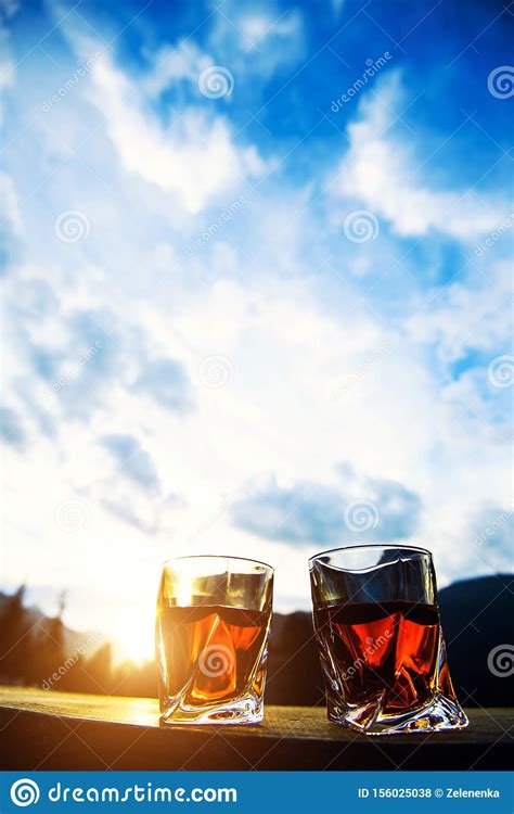 Tiro Del Whisky En El Cielo Dram Tico De La Puesta Del Sol En Fondo Del