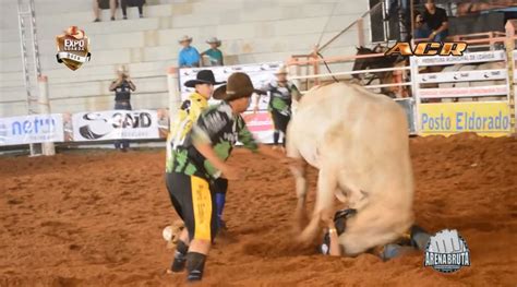 Peão de rodeio cai e fica em estado grave após ser pisoteado por touro