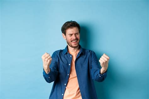 Imagen De Hombre Feliz Celebrando El Xito Gritando S Y Agitando Los