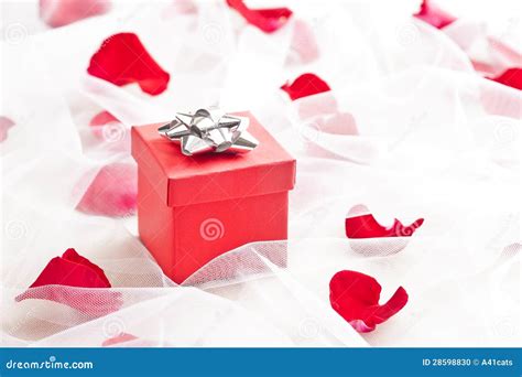 Rote Geschenkbox Mit Silbernem Bogen Auf Hochzeitsschleier Stockfoto