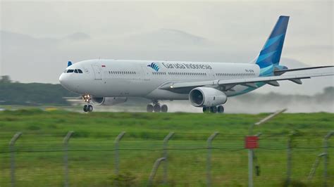 Pesawat JUMBO Garuda A330 300 Take Off Saat Hujan Deras Di Bandara