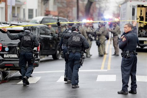 6 Killed In New Jersey Gunbattle Including Police Officer Ap News