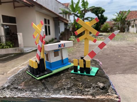 Set Mainan Pos Palang Pintu Kereta Api Miniatur Kereta Api Spesial