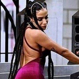 Anitta rebola em gravação de novo clipe em estação de metrô de Nova