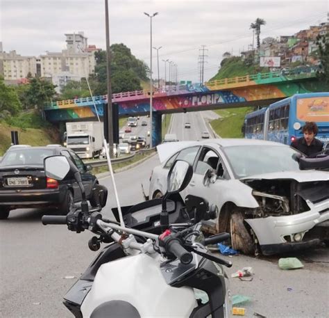 Carro destruído em acidente e obras tornam trânsito caótico nesta sexta