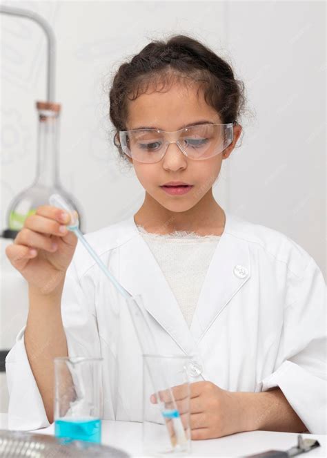 Menina Fazendo Um Experimento Científico Na Escola Foto Premium