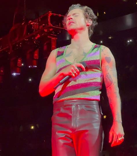 Harry Styles Fits Harry Styles Update Harry Styles Pictures Harry Styles Love On Tour United