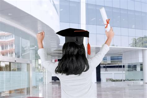 Opinión Trasera La Mujer Que Celebra Su Graduación Foto de archivo