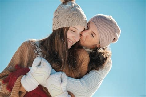 Familie Hat Spa Im Winter Kostenlose Foto