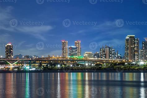 Night view of the Han River in Seoul 10518005 Stock Photo at Vecteezy