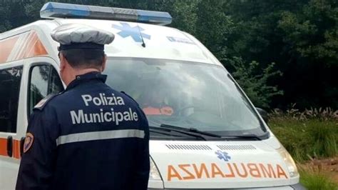 Investe Un Netturbino In Via Villagrazia E Scappa Caccia All Auto