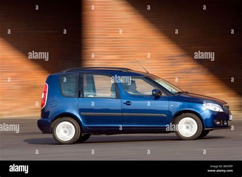 Skoda Roomster 1 4 16 V Model Year 2006 Dunkelblue Moving Side View