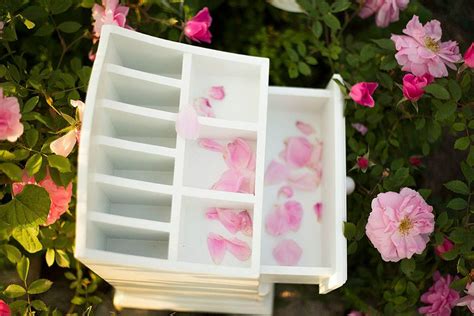 Комоды для украшений и косметики: красивые и удобные модели