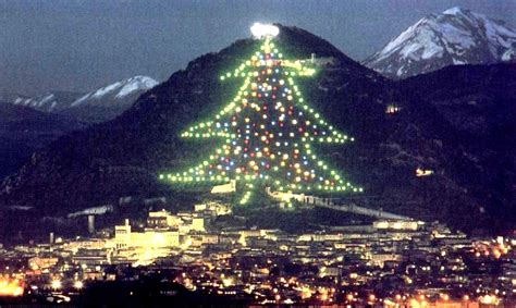 A Gubbio Gi Natale Con L Albero Pi Grande Del Mondo Mytakeit