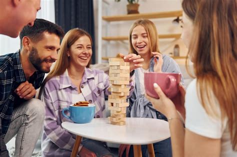 Centrado en el juego de construcción de torres grupo de amigos hacen