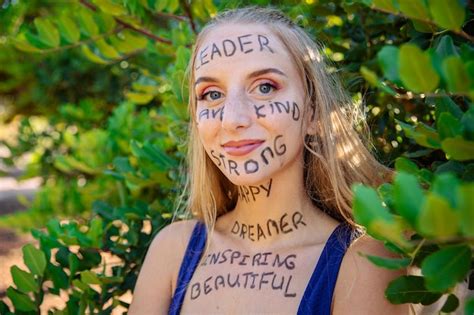 Retrato De Una Mujer Joven Con Palabras Motivacionales Escritas En Su