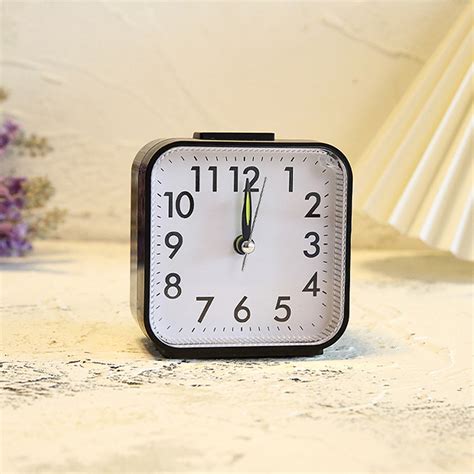 Yesbay Non Ticking Alarm Clock Battery Powered Silent Bedside Clock ...