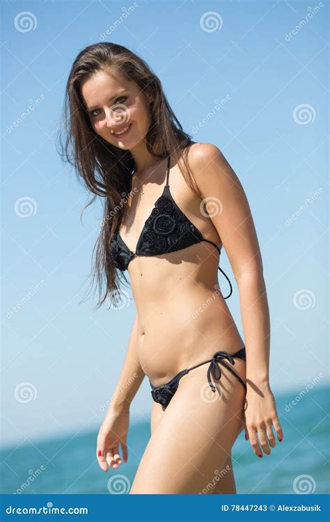 Mädchen Im Schwarzen Bikini Der Kamera Betrachtet Stockbild Bild von