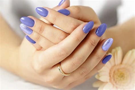 Comment bien poser son vernis à ongles