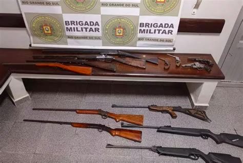 Quatro Homens S O Presos Por Roubo A Resid Ncia E Porte Ilegal De Arma