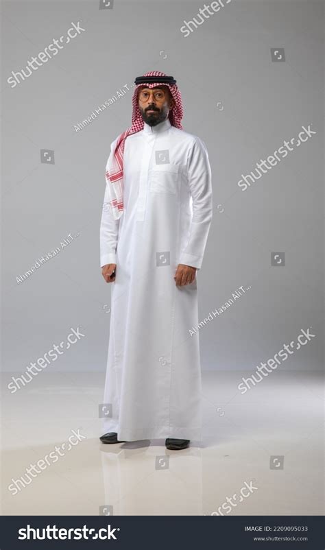 Saudi Men Dress: Over 5,806 Royalty-Free Licensable Stock Photos ...