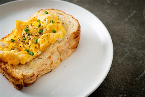 Premium Photo Bread Toast With Scramble Egg On White Plate