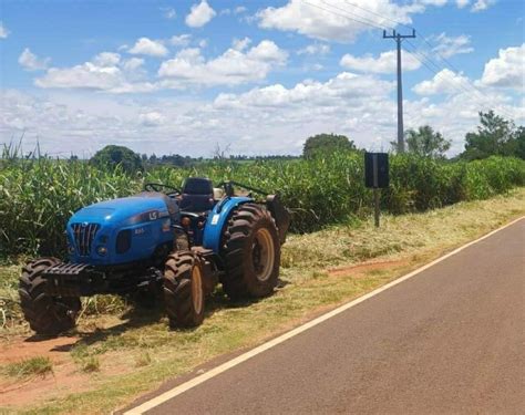 Paranavaí motociclista fica ferido ao colidir em traseira de trator na