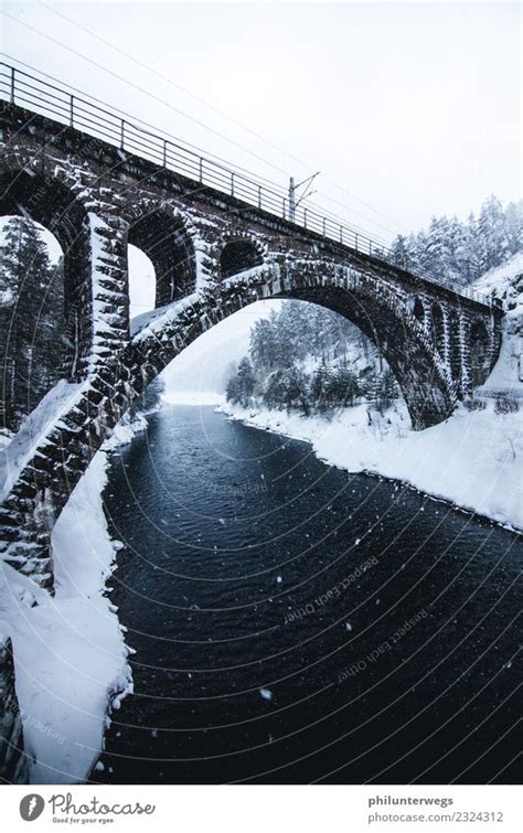 Eisenbahnbrücke über Fluss bei Schneefall Winter Norwegen ein