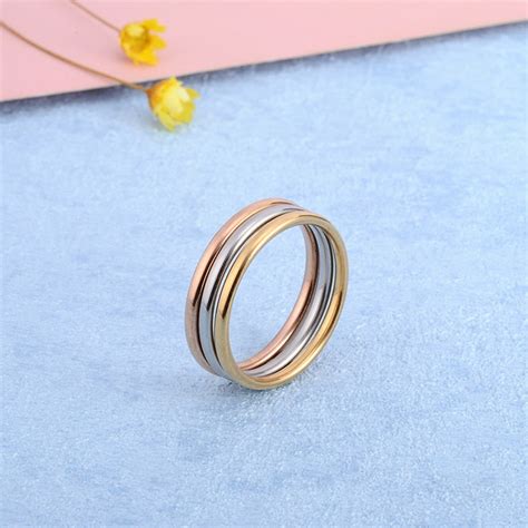 Anillos clásicos de acero inoxidable para mujer tres colores dorados