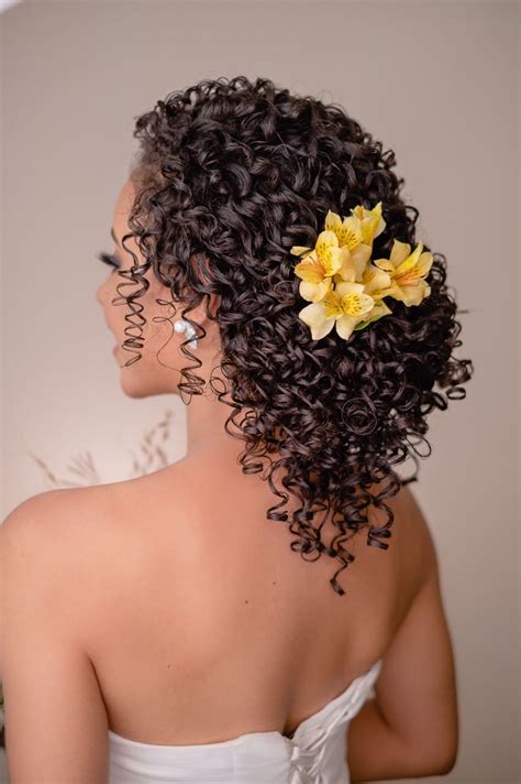 Pin By Mila Correia On Noiva Cacheadas Curly Bridal Hair Natural