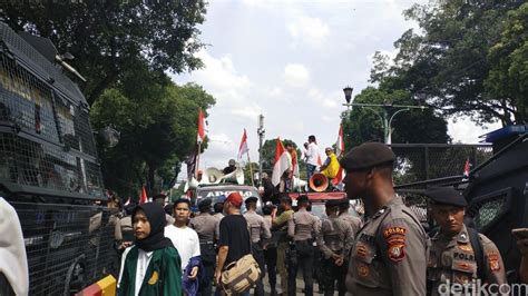 Massa Demonstran Beda Narasi Beraksi Berbarengan Di Sekitar Kpu