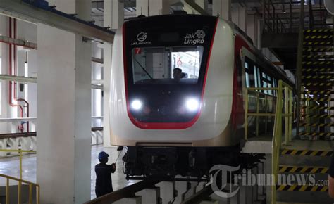 Melihat Proses Perawatan Dan Pencucian Kereta Lrt Jakarta Foto