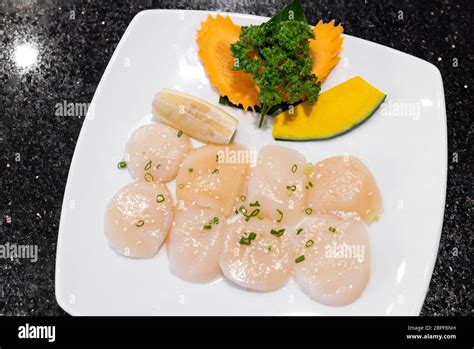 Raw Hokkaido Scallops For Grilled Japanese Yakiniku Stock Photo Alamy