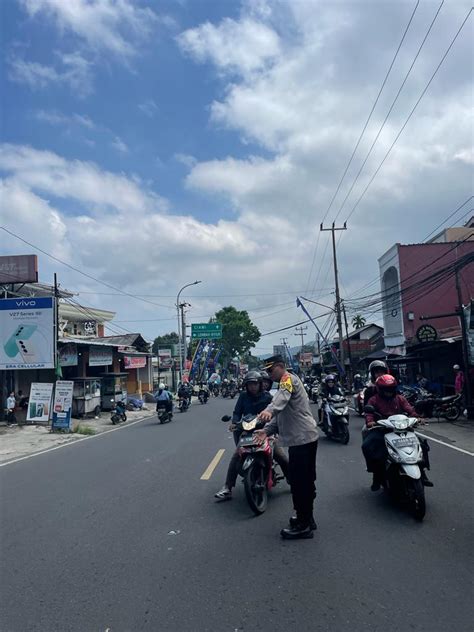 Hari Ke Tiga Idul Fitri Terjadi Kepadatan Kendaraan Di Cisarua Puncak