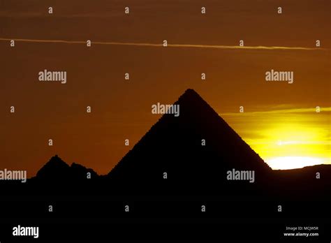 Aegypten Gizeh Sonnenuntergang Hinter Den Pyramiden Von Gizeh Stock