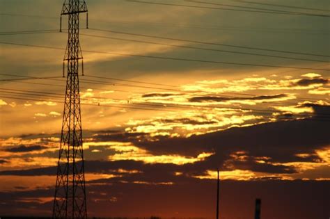 Vue Bas Angle De La Silhouette Du Pyl Ne Lectrique Contre Le Ciel Au