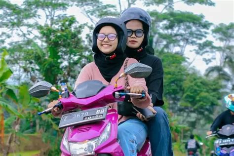 Kamu Tipe Cewek Yang Suka Motoran Yuk Simak Rekomendasi Helm Buat