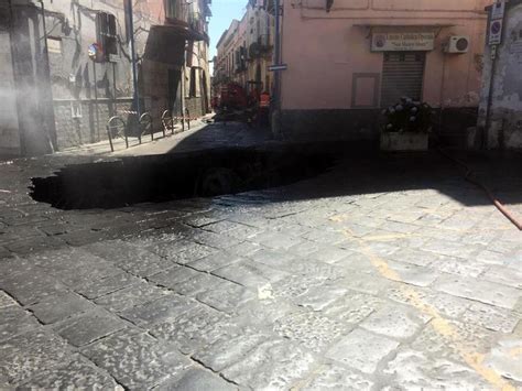 A Casoria In Provincia Di Napoli Un Camion Dei Rifiuti Precipitato