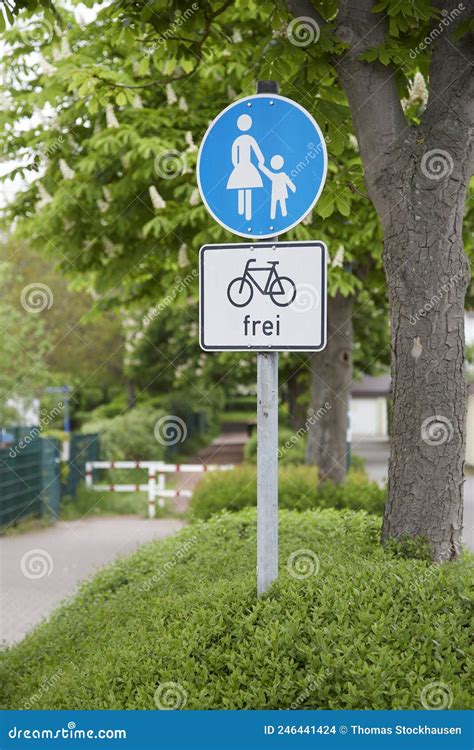 Panneau De Signalisation Allemand Pour Le Sentier Pi Tonnier Et Que Le